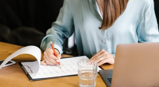 Manager assise et prenant des notes